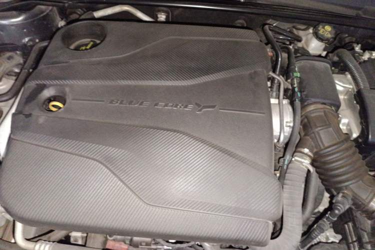 Used CHANGAN UNI-V 2022 1.5T Smart Navigation Version Engine Bay