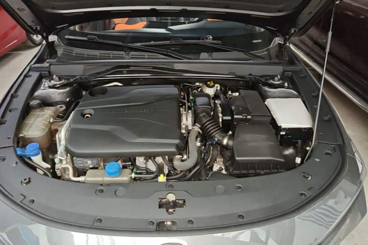 Used CHANGAN UNI-V 2022 1.5T Prestige Version Engine Bay