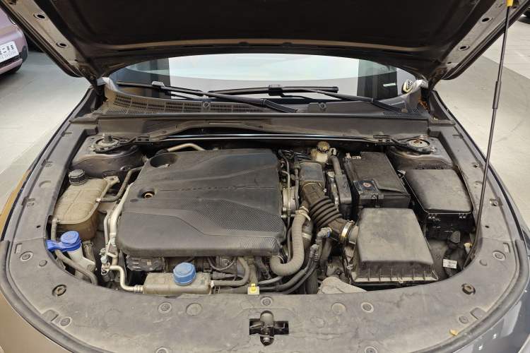 Used CHANGAN UNI-V 2022 1.5T Smart Navigation Version Engine Bay