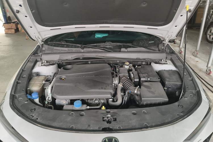 Used CHANGAN UNI-V 2022 1.5T Smart Navigation Version Engine Bay