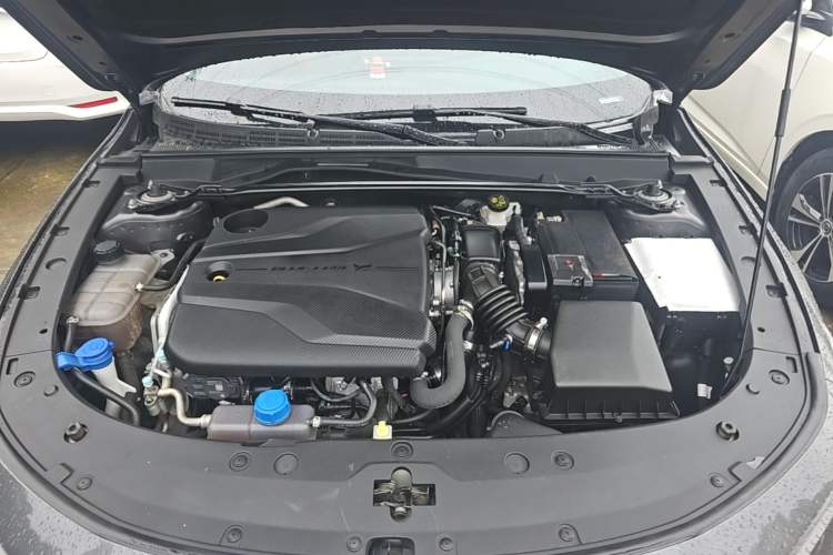 Used CHANGAN UNI-V 2022 1.5T Smart Navigation Version Engine Bay