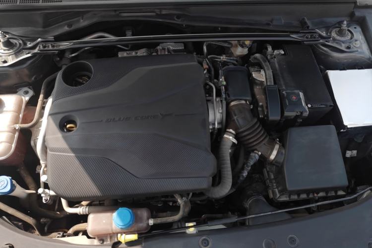 Used CHANGAN UNI-V 2022 1.5T Smart Navigation Version Engine Bay