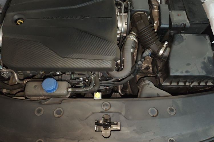 Used CHANGAN UNI-V 2022 1.5T Prestige Version Engine Bay