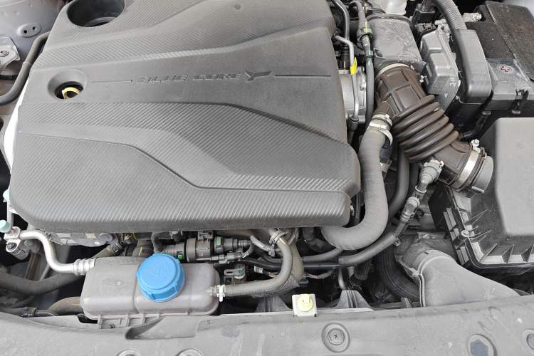 Used CHANGAN UNI-V 2022 1.5T Prestige Version Engine Bay