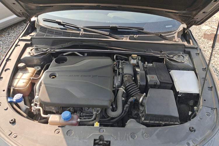 Used CHANGAN UNI-V 2022 1.5T Prestige Version Engine Bay