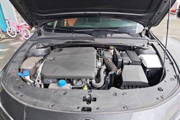 Used CHANGAN UNI-V 2022 1.5T Prestige Version Engine Bay