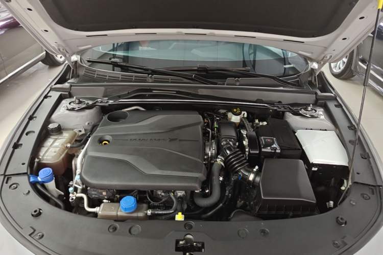 Used CHANGAN UNI-V 2022 1.5T Prestige Version Engine Bay