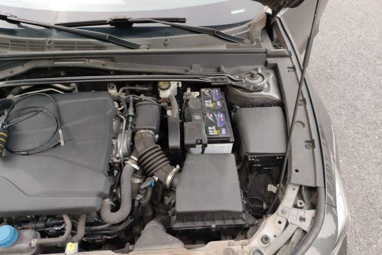 Used CHANGAN UNI-V 2022 1.5T Smart Navigation Version Engine Bay Left
