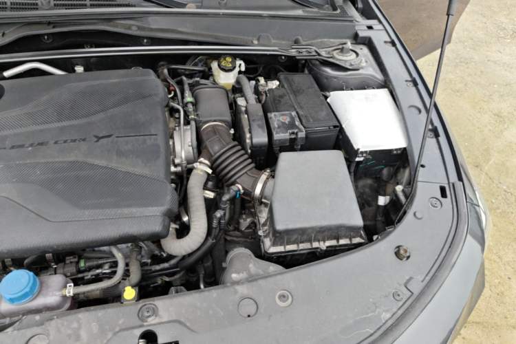 Used CHANGAN UNI-V 2022 1.5T Prestige Version Engine Bay Left