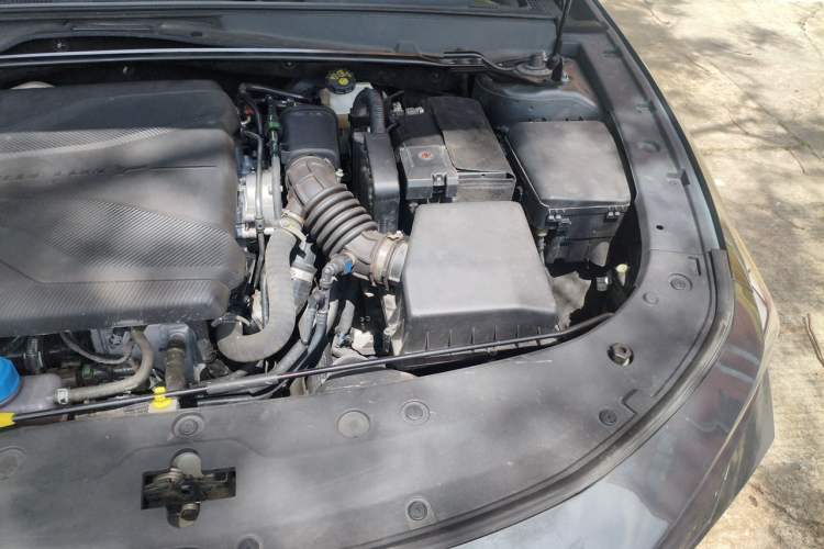 Used CHANGAN UNI-V 2022 1.5T Prestige Version Engine Bay Left