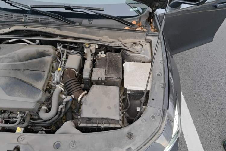 Used CHANGAN UNI-V 2022 1.5T Prestige Version Engine Bay Left