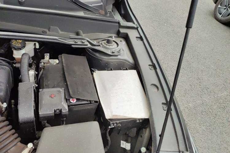 Used CHANGAN UNI-V 2022 1.5T Prestige Version Engine Bay Left