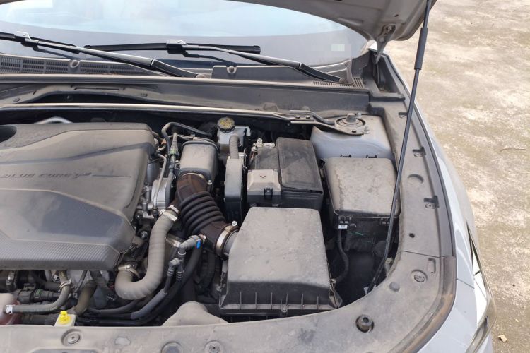 Used CHANGAN UNI-V 2022 1.5T Prestige Version Engine Bay Left