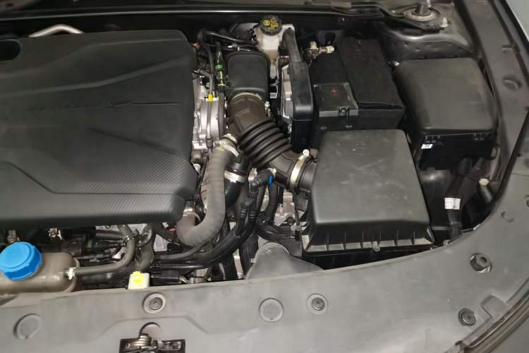 Used CHANGAN UNI-V 2022 1.5T Prestige Version Engine Bay Left