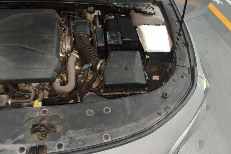Used CHANGAN UNI-V 2022 1.5T Prestige Version Engine Bay Left