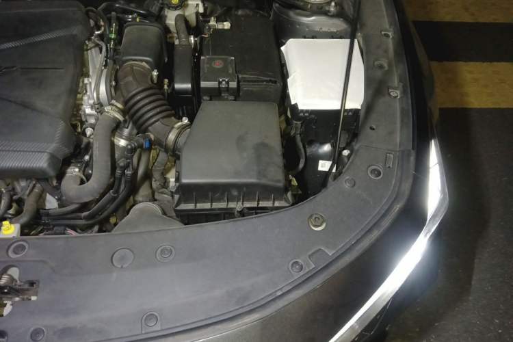 Used CHANGAN UNI-V 2022 1.5T Prestige Version Engine Bay Left