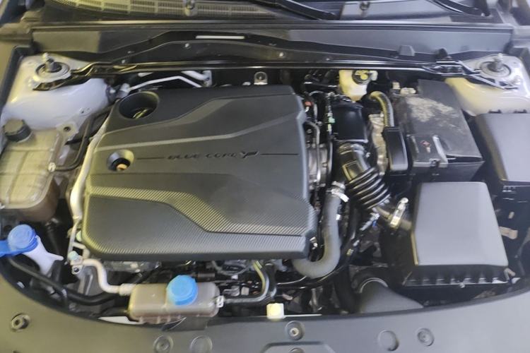 Used CHANGAN UNI-V 2022 1.5T Smart Navigation Version Engine Bay