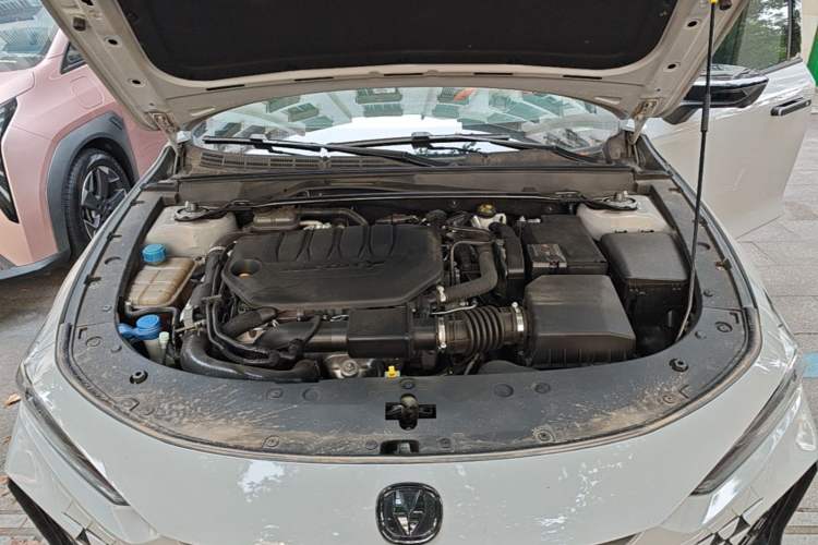 Used CHANGAN UNI-V 2022 2.0T Leading-Speed Edition Engine Bay