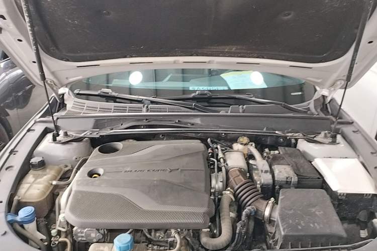 Used CHANGAN UNI-V 2022 1.5T Prestige Version Engine Bay