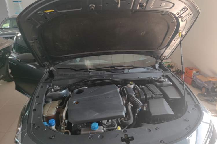Used CHANGAN UNI-V 2022 1.5T Prestige Version Engine Bay