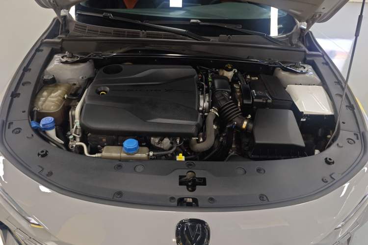 Used CHANGAN UNI-V 2022 1.5T Prestige Version Engine Bay