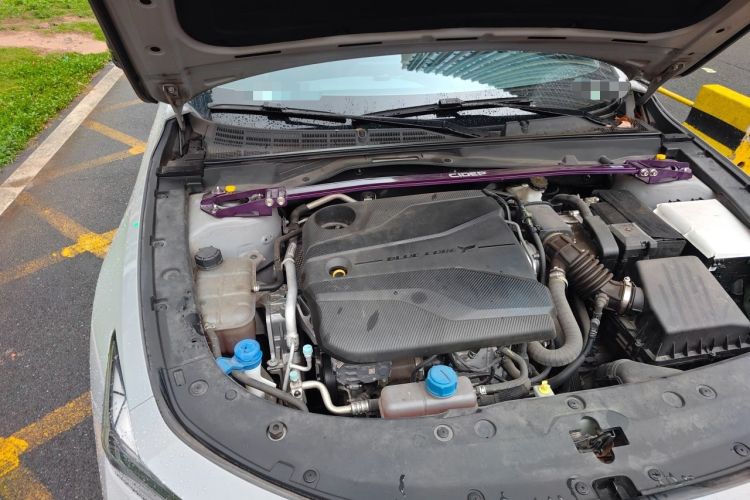 Used CHANGAN UNI-V 2022 1.5T Prestige Version Engine Bay Right