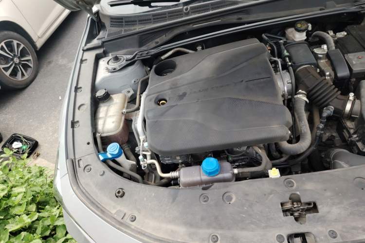 Used CHANGAN UNI-V 2022 1.5T Prestige Version Engine Bay Right