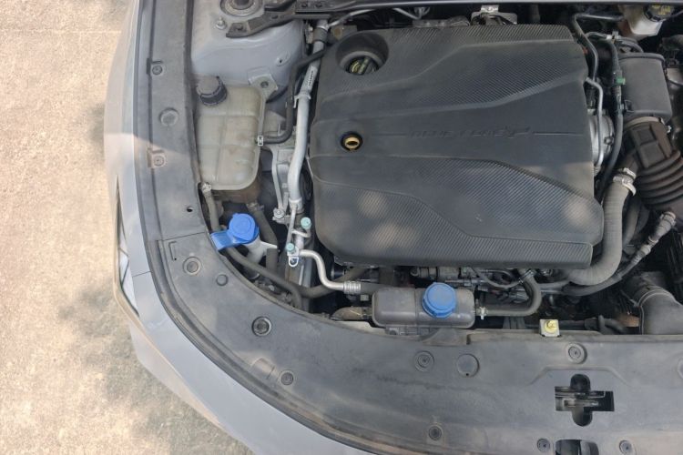 Used CHANGAN UNI-V 2022 1.5T Prestige Version Engine Bay Right