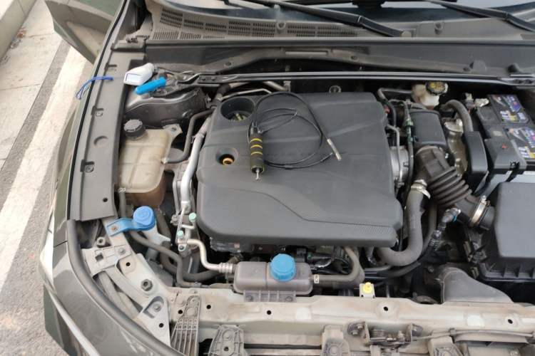 Used CHANGAN UNI-V 2022 1.5T Smart Navigation Version Engine Bay Right