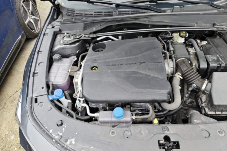 Used CHANGAN UNI-V 2022 1.5T Prestige Version Engine Bay Right