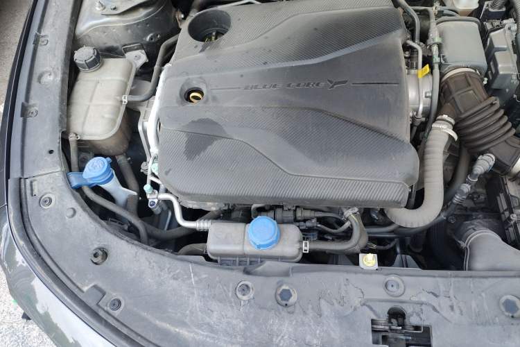 Used CHANGAN UNI-V 2022 1.5T Prestige Version Engine Bay Right