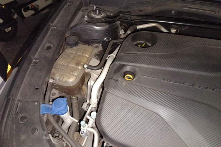 Used CHANGAN UNI-V 2022 1.5T Smart Navigation Version Engine Bay Right