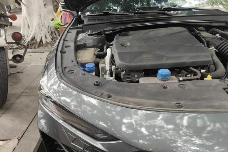 Used CHANGAN UNI-V 2022 1.5T Smart Navigation Version Engine Bay Right