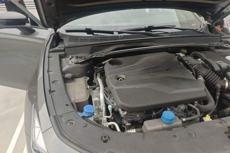 Used CHANGAN UNI-V 2022 1.5T Smart Navigation Version Engine Bay Right