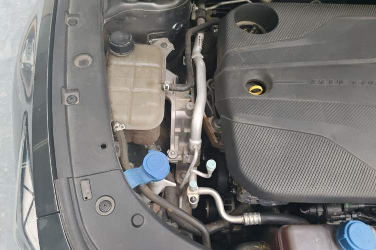 Used CHANGAN UNI-V 2022 1.5T Prestige Version Engine Bay Right