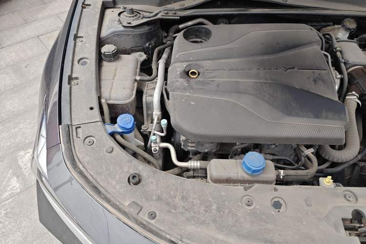 Used CHANGAN UNI-V 2022 1.5T Prestige Version Engine Bay Right