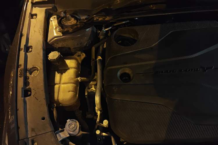 Used CHANGAN UNI-V 2022 1.5T Prestige Version Engine Bay Right