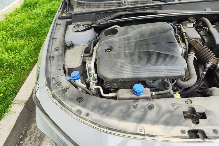 Used CHANGAN UNI-V 2022 1.5T Prestige Version Engine Bay Right