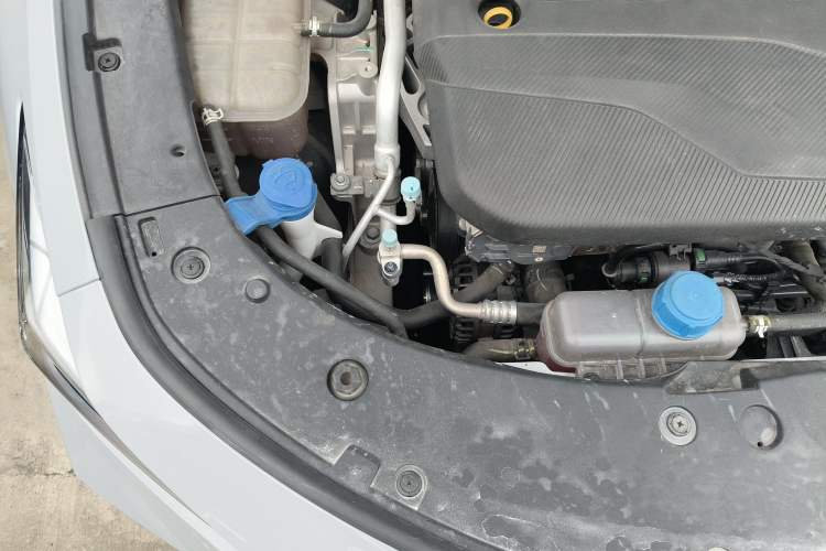 Used CHANGAN UNI-V 2022 1.5T Smart Navigation Version Engine Bay Right