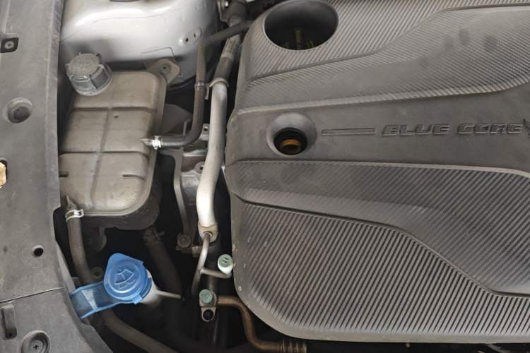 Used CHANGAN UNI-V 2022 1.5T Prestige Version Engine Bay Right