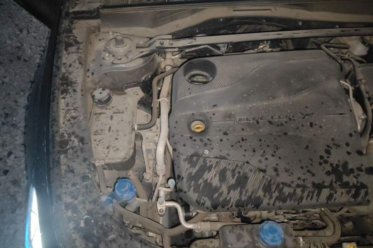 Used CHANGAN UNI-V 2022 1.5T Sport Edition Engine Bay Right