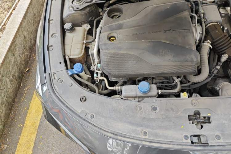 Used CHANGAN UNI-V 2022 1.5T Prestige Version Engine Bay Right
