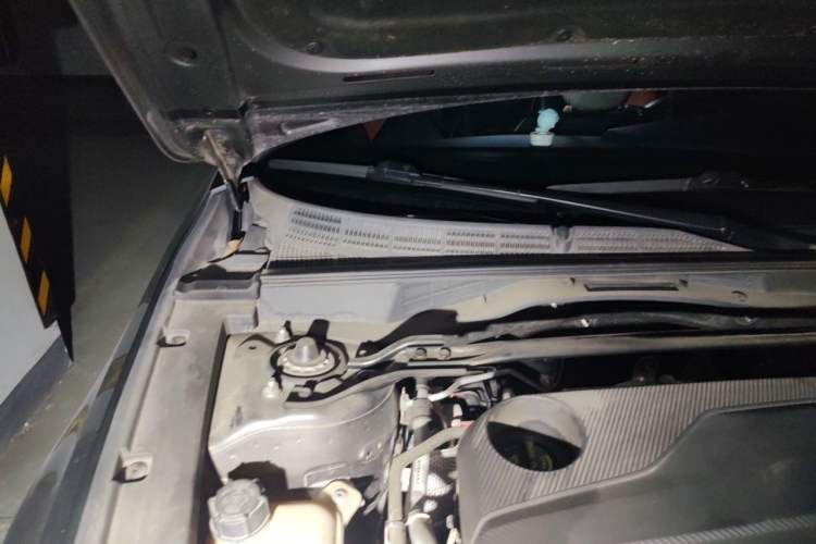 Used CHANGAN UNI-V 2022 1.5T Prestige Version Engine Bay Right