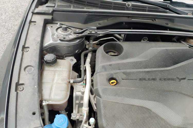 Used CHANGAN UNI-V 2022 1.5T Prestige Version Engine Bay Right