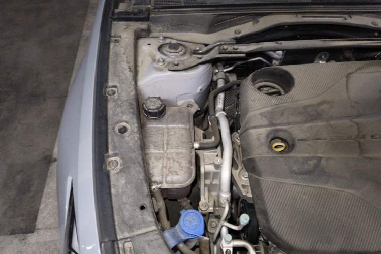 Used CHANGAN UNI-V 2022 1.5T Prestige Version Engine Bay Right