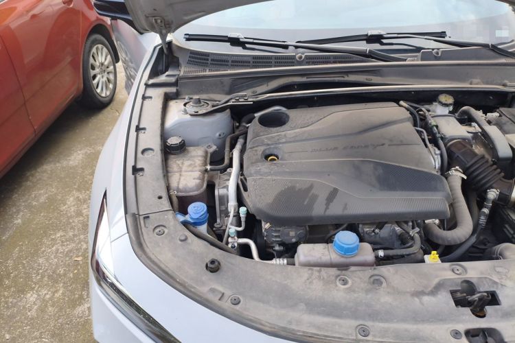 Used CHANGAN UNI-V 2022 1.5T Prestige Version Engine Bay Right