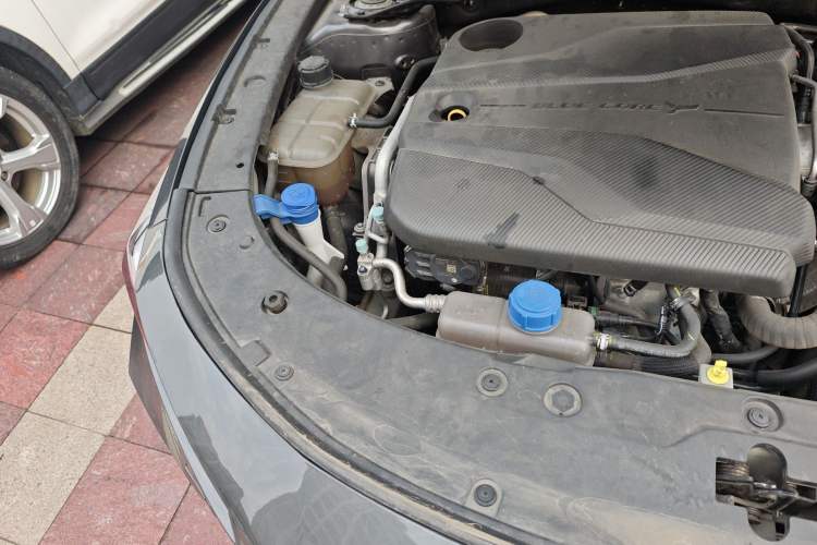 Used CHANGAN UNI-V 2022 1.5T Prestige Version Engine Bay Right