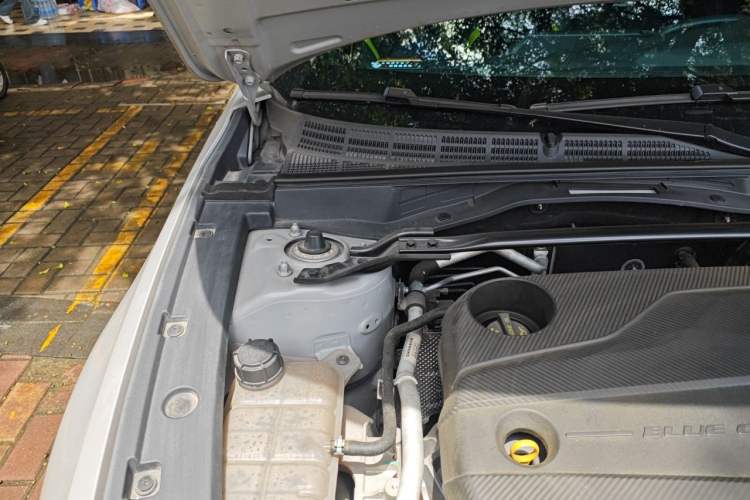 Used CHANGAN UNI-V 2022 1.5T Sport Edition Engine Bay Right