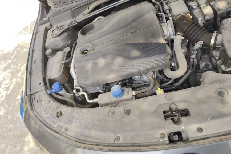Used CHANGAN UNI-V 2022 1.5T Prestige Version Engine Bay Right