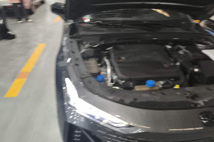 Used CHANGAN UNI-V 2022 1.5T Smart Navigation Version Engine Bay Right